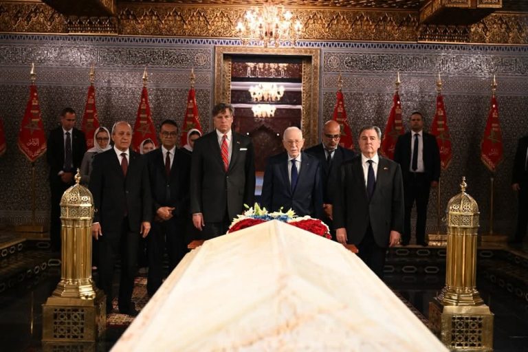 لاندو في ضريح محمد الخامس.. إشادة أمريكية بعمق العلاقات مع المغرب